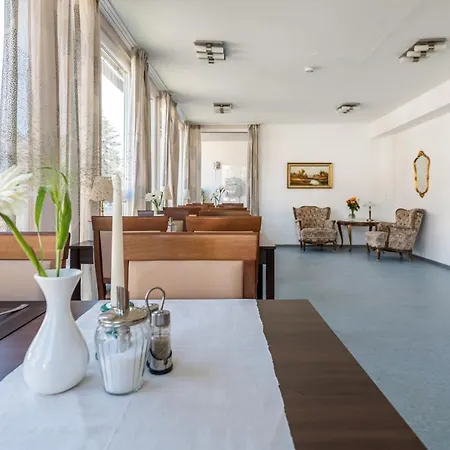 招待所 Am Kirchplatz 于伯林根