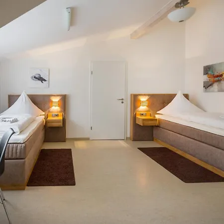 Am Kirchplatz ゲストハウス ユーバーリンゲン